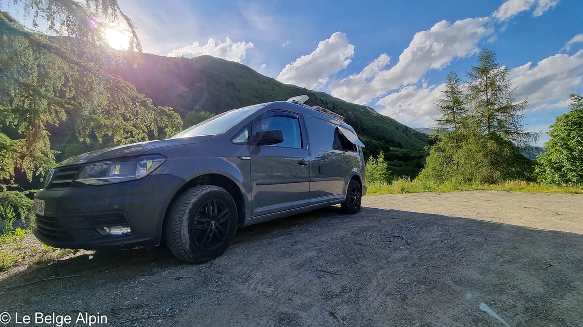Caddy Yak, le van aménagé de David, garé dans une vallée alpine