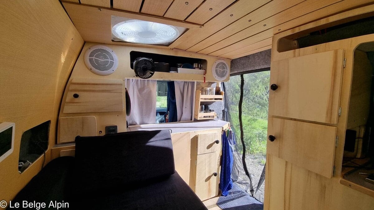 Intérieur bois du Caddy Yak — aménagement artisanal