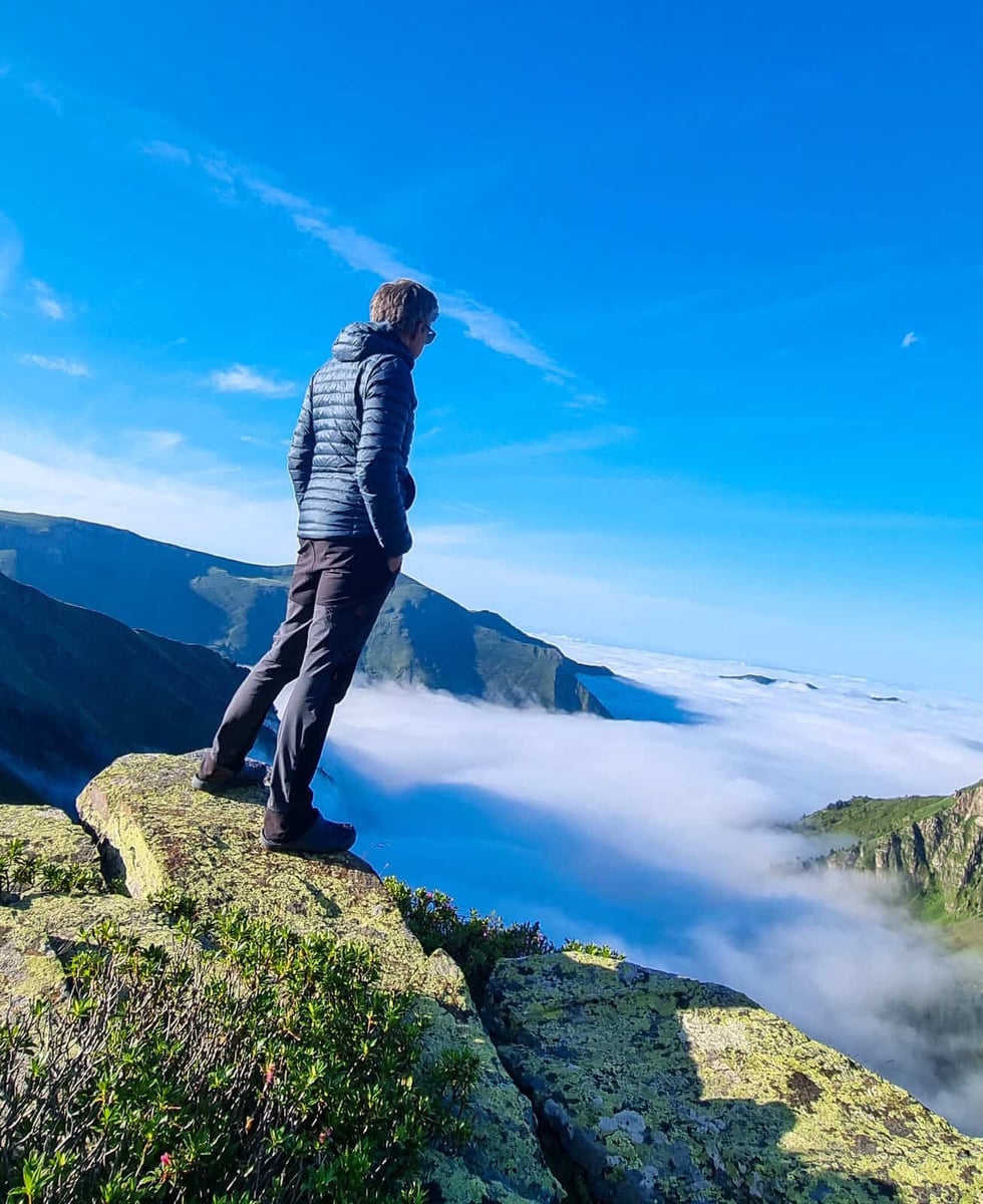 David, Le Belge Alpin, sur un promontoire face à une mer de nuages