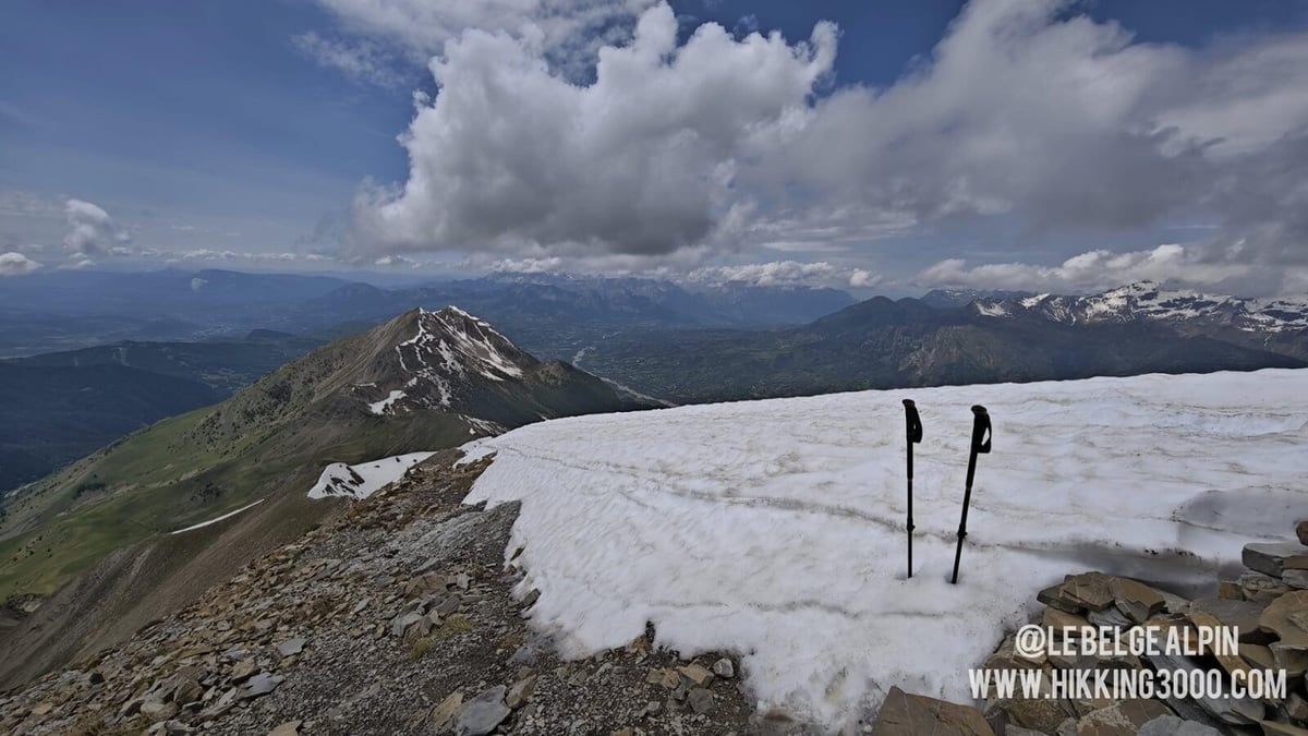 Névé sommital et silhouettes lointaines