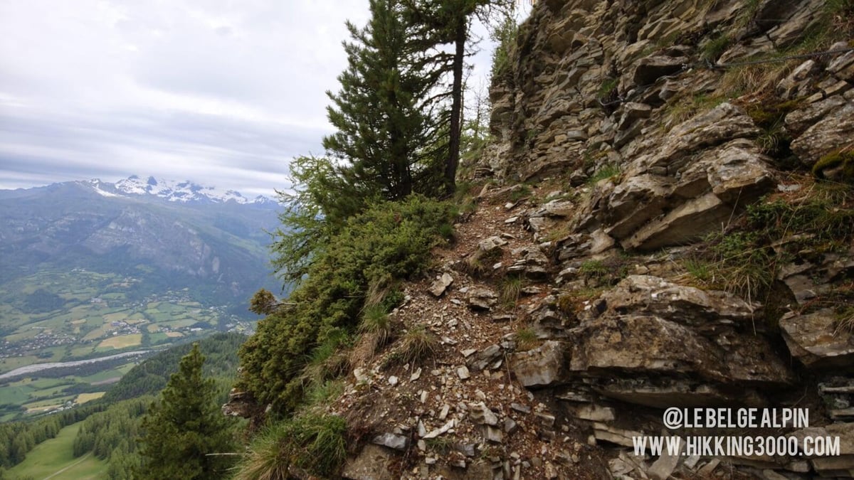 Sentier aérien à flanc, ça ne pardonne pas