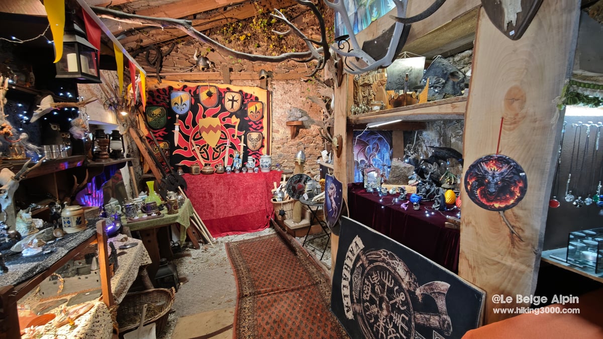 Boutique medievale dans les ruines de Manderscheid, decoration fantasy, blasons et calices