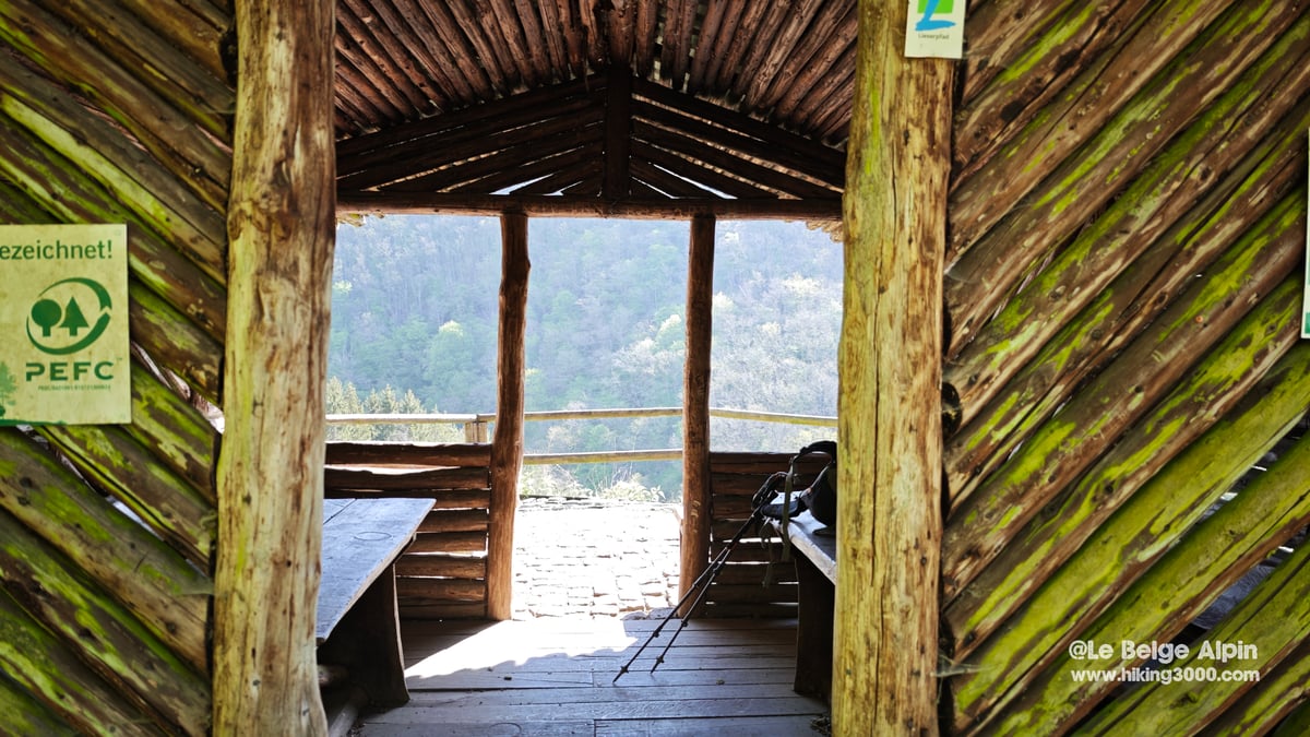 Abri de randonneurs en rondins de bois sur le sentier de la Lieser, halte-vue panoramique