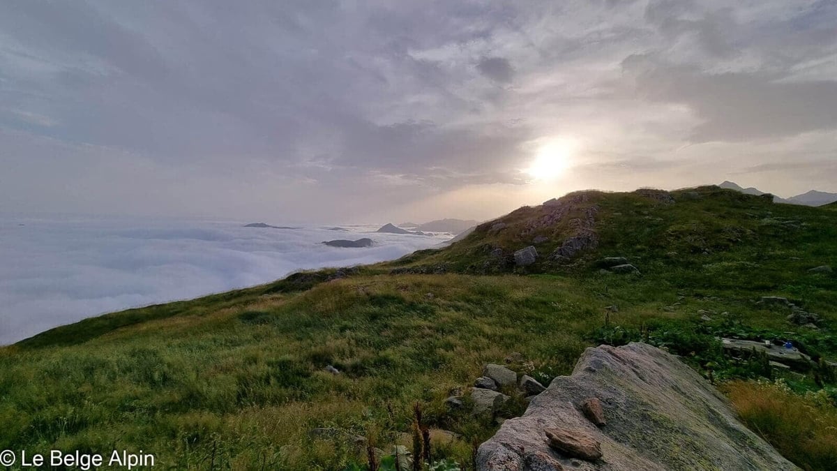 Coucher de soleil sur mer de nuages