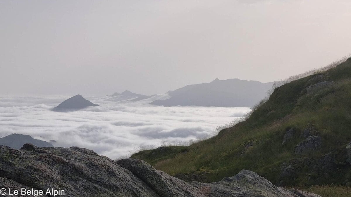 Mer de nuages, sommets émergents