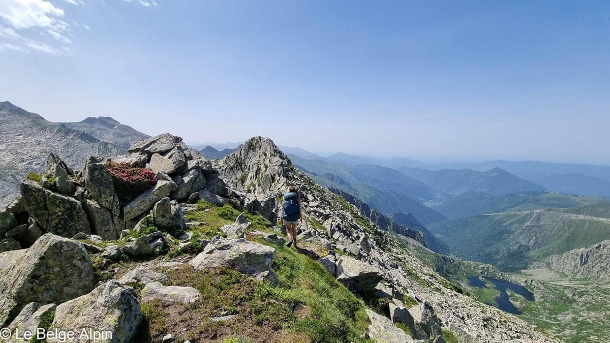 Traversée sur l'arête avec le gros sac — équilibre important