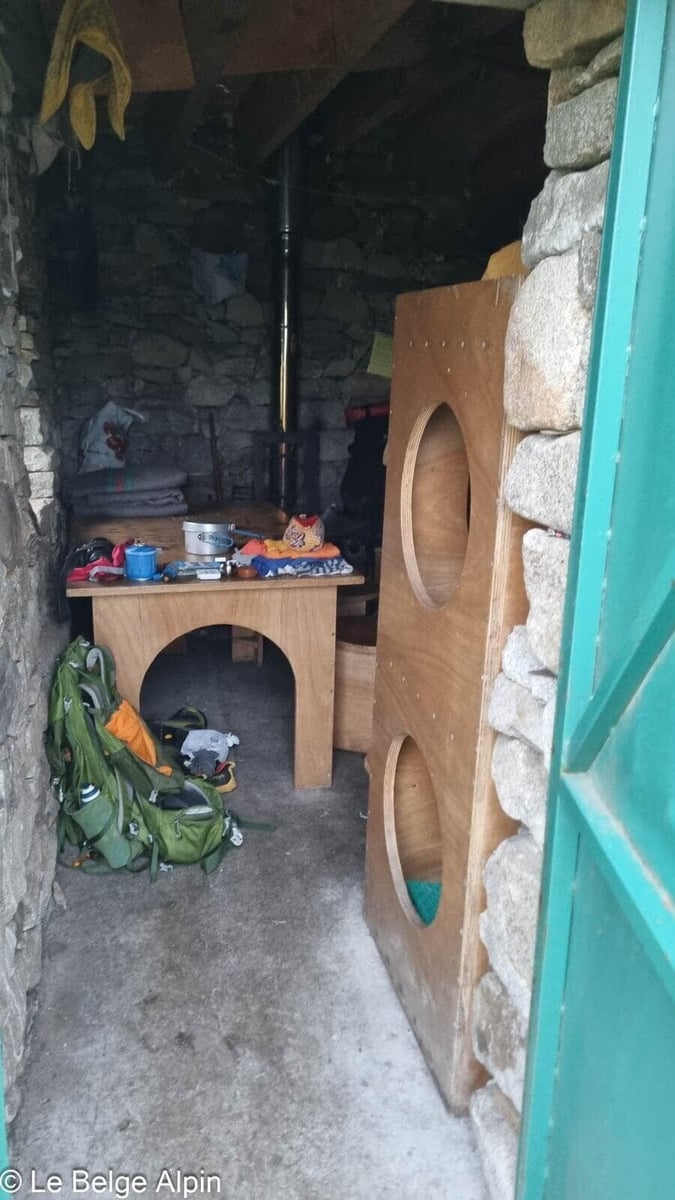 Sas d'entrée, table en bois, une certaine paix