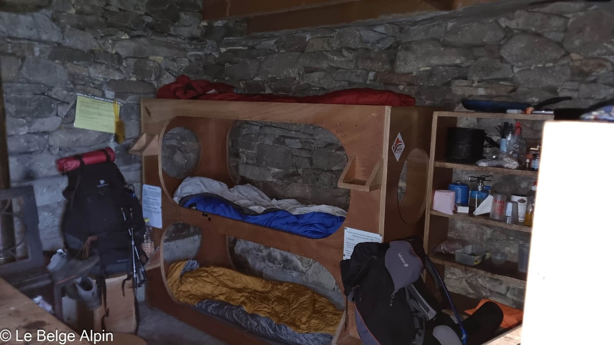 Couchettes : duvets étalés, sacs posés