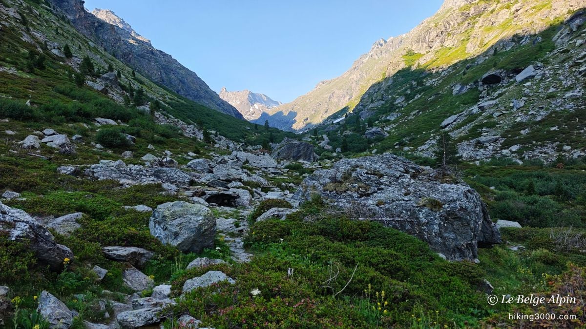 Le bas du vallon au matin, chaos de blocs et le sommet déjà en ligne de mire