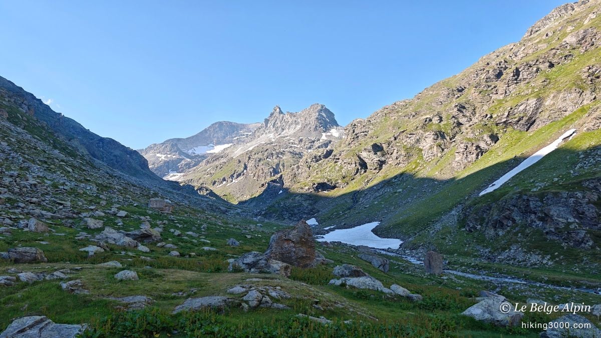 Le vallon s'élargit, des névés de fin de saison encore en travers