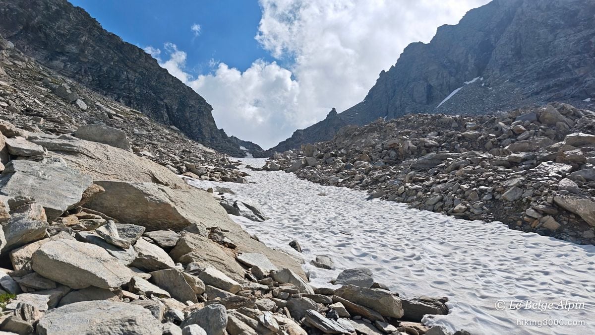 On remonte une coulée de neige dure dans le minéral, plus de sentier