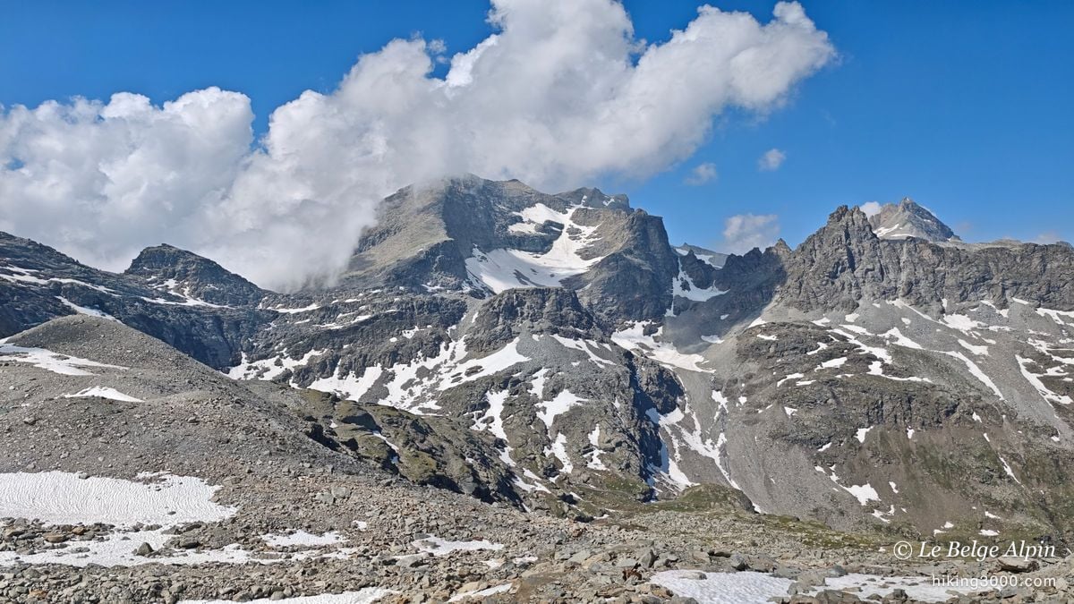 L'arête se découvre, les cumulus montent déjà des vallées