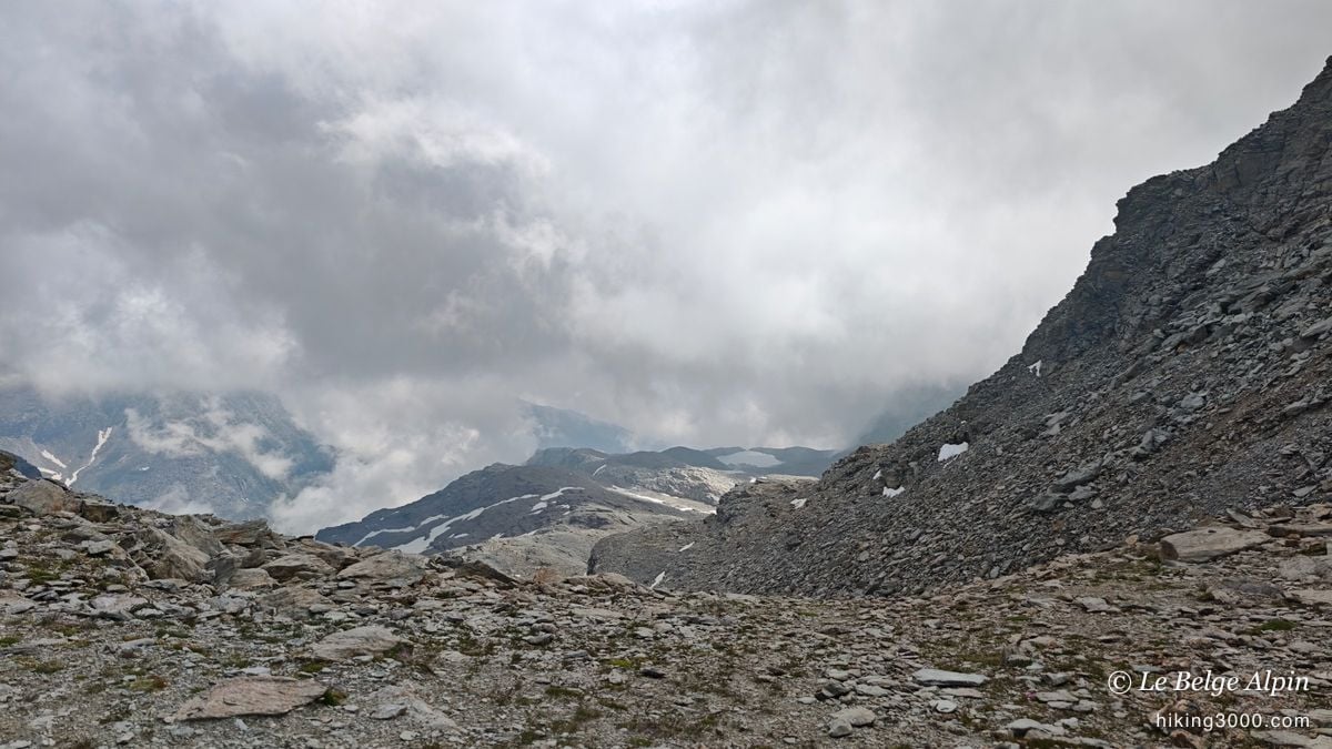 Quelques minutes plus tard, le col et le sommet ont disparu dans le brouillard