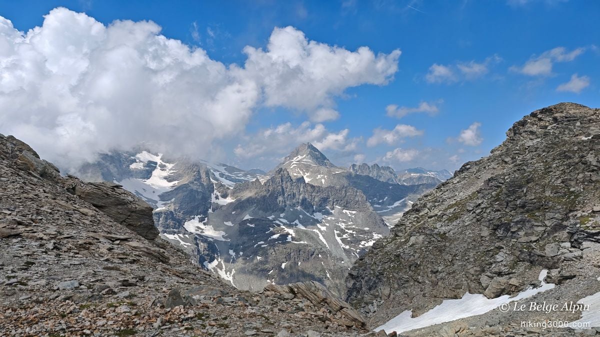 Panorama de haute montagne, les nuages bourgeonnent au-dessus des crêtes