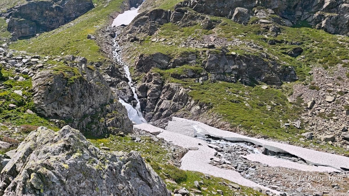 Plus haut, une cascade de fonte et un névé qui barre encore le ruisseau