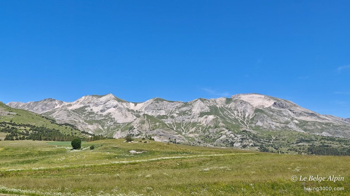 The Dévoluy from the plateau, its limestone ridges