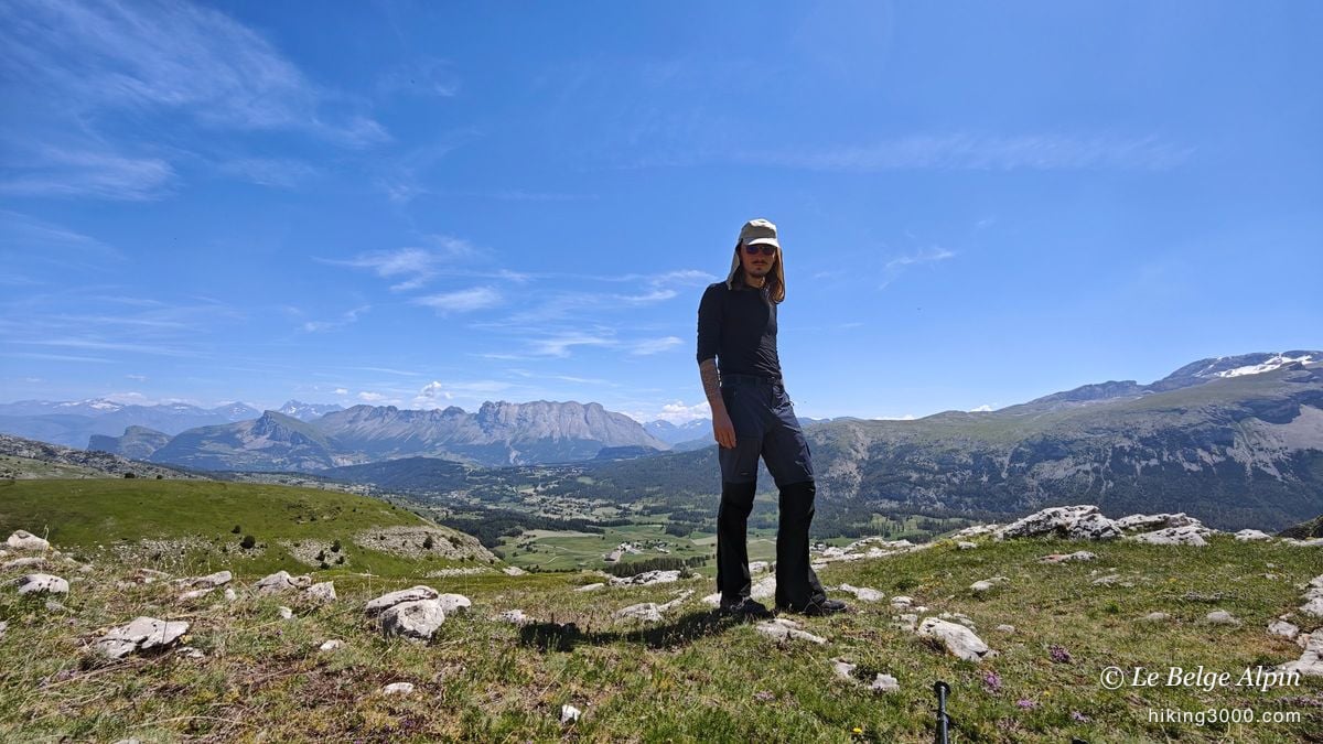 A break on the plateau, the massif behind