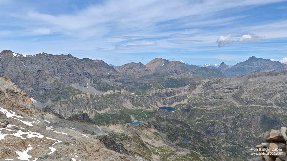 Approche du col, les lacs italiens apparaissent côté est