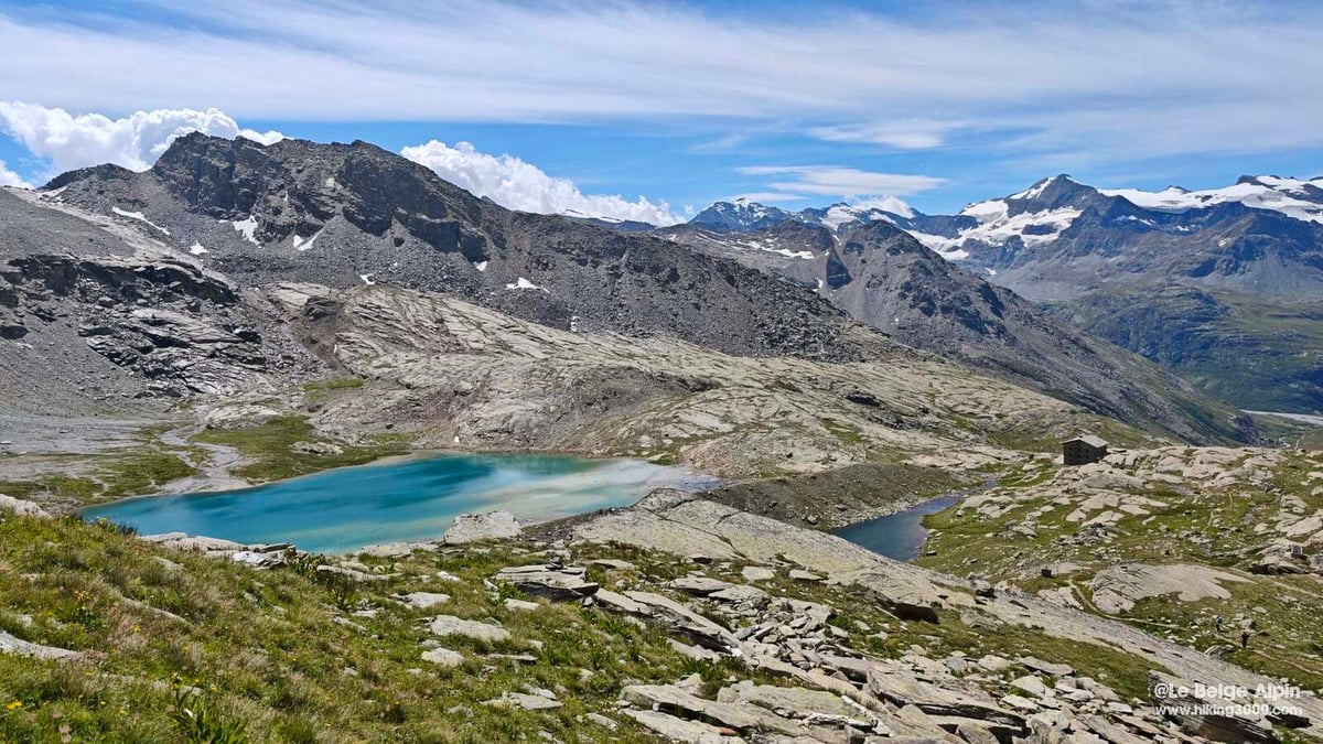 Lac turquoise au-dessus du refuge, avant la montée finale