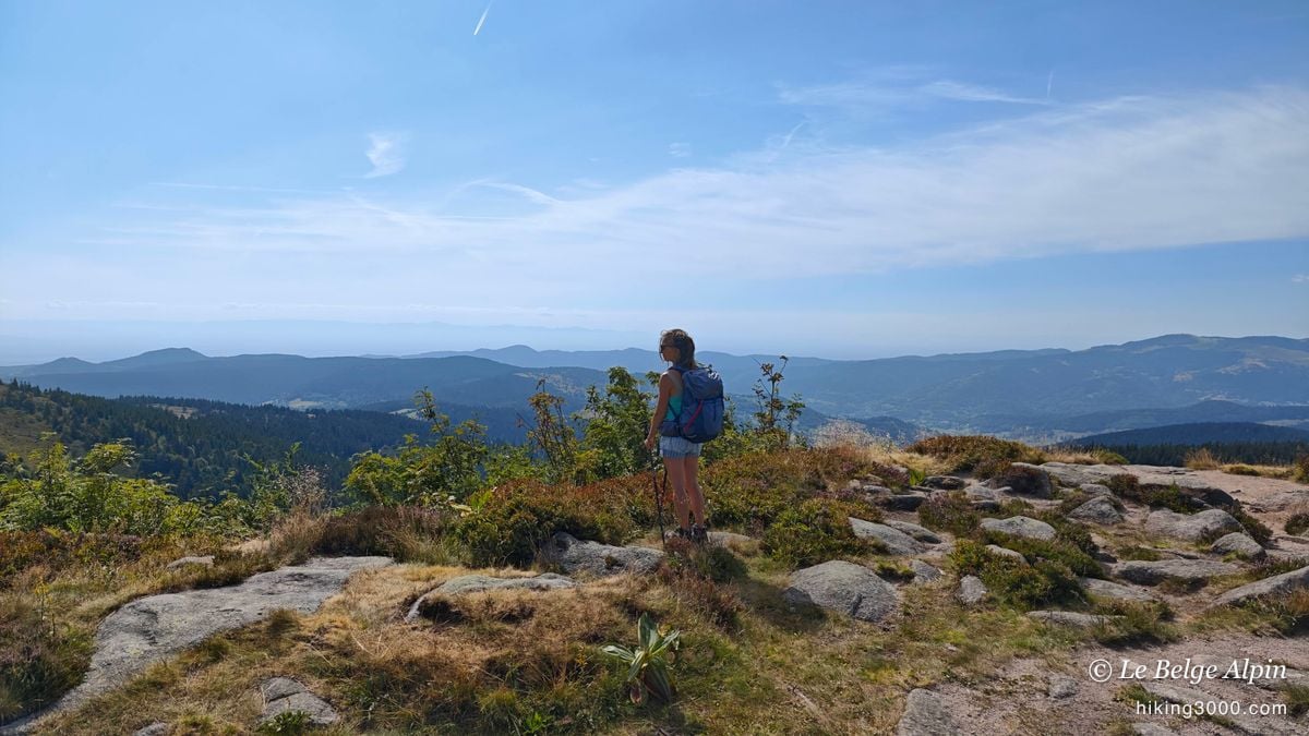A pause on the ridge, facing the plain stretching out below