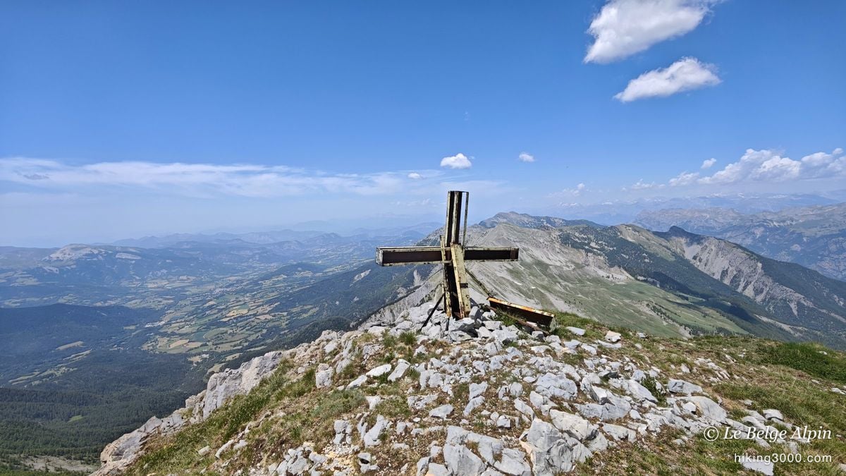 La croix posée sur le rocher, point haut atteint