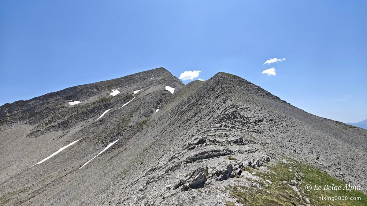 La pente se redresse vers les bosses du haut