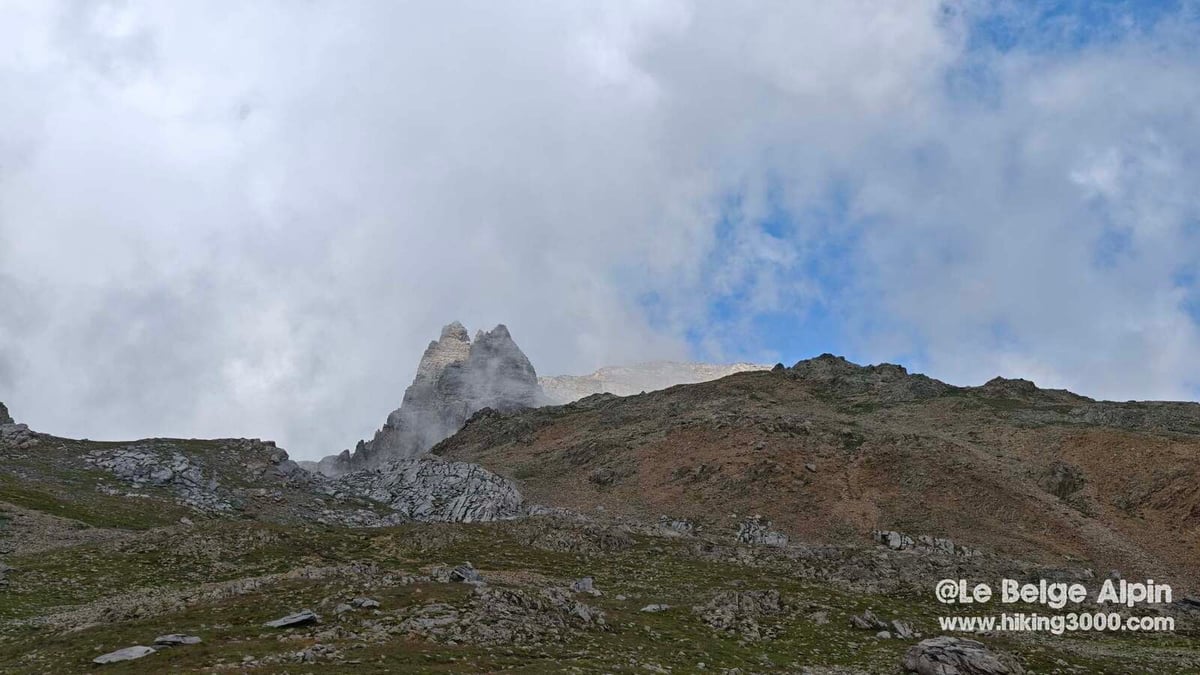 Les aiguilles caractéristiques, rideau de brume
