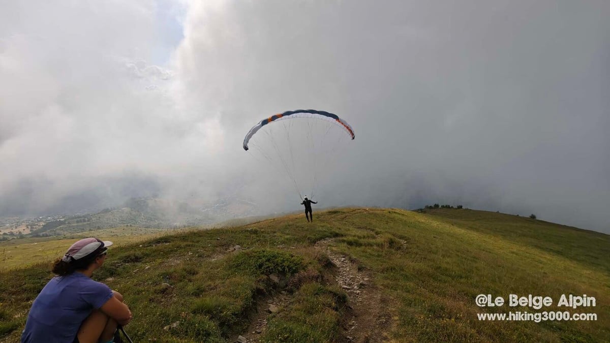 Un parapentiste saisit une fenêtre de vol