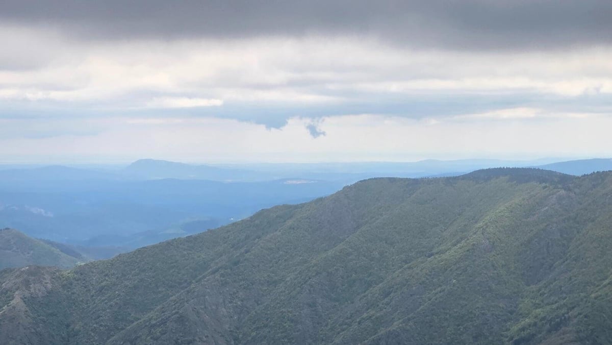 Panorama depuis le sommet, crêtes à perte de vue