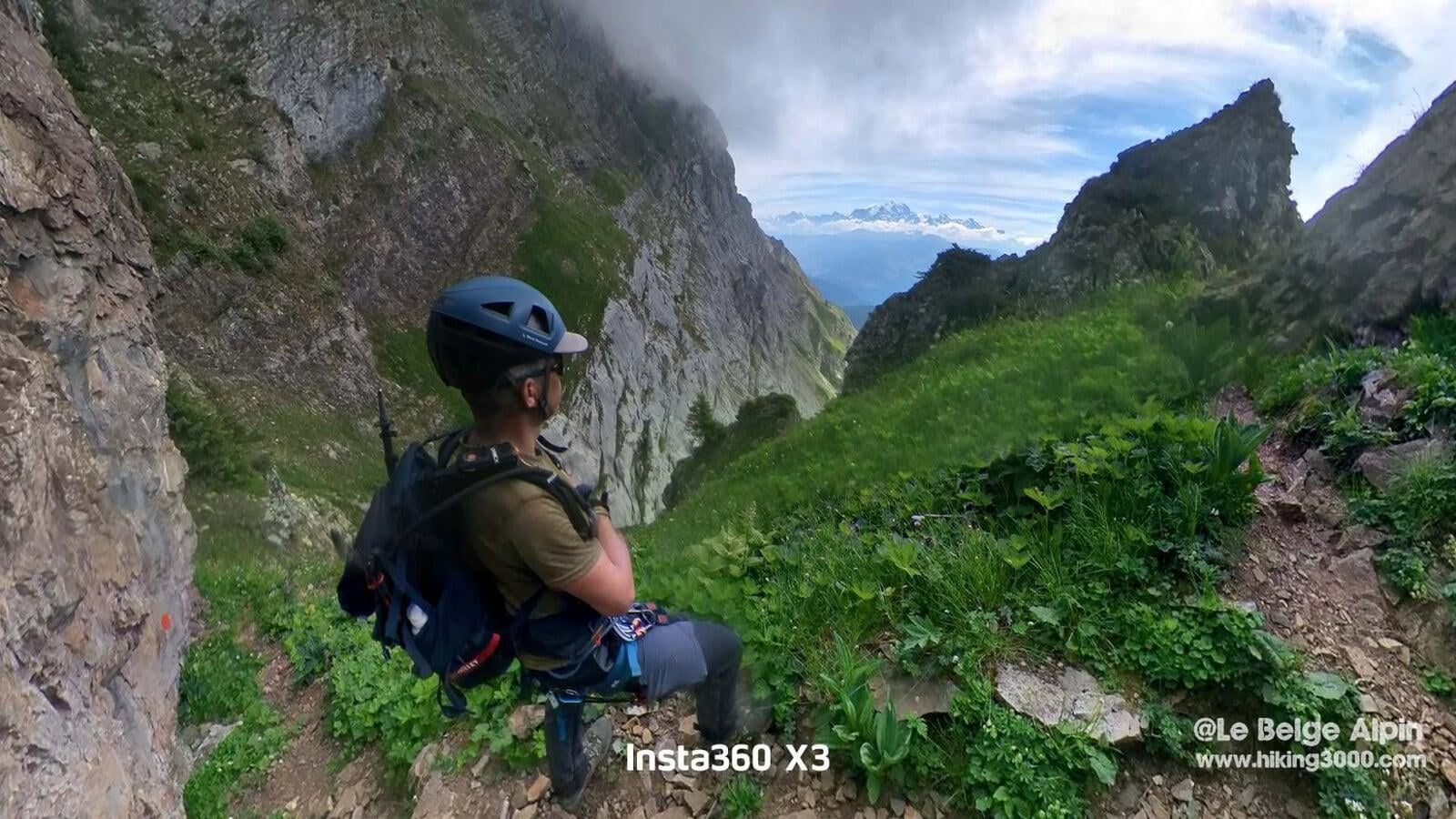 Pause dans la via ferrata du Mont Charvin, Aravis — vue sur le Mont Blanc