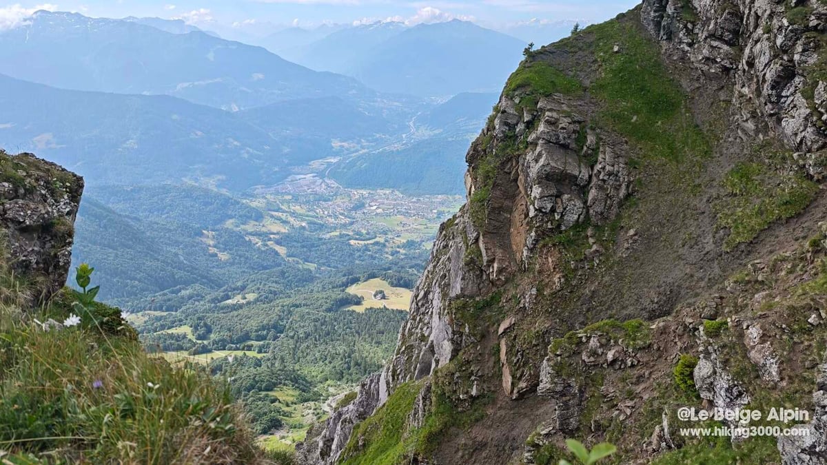 Vue plongeante sur Ugine depuis la voie