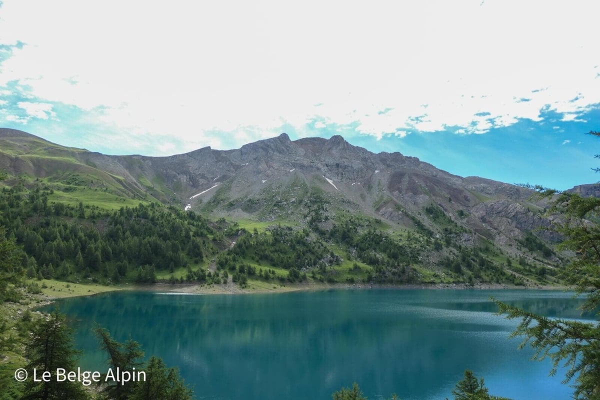 Plein cadre : eau translucide et cirque rocheux