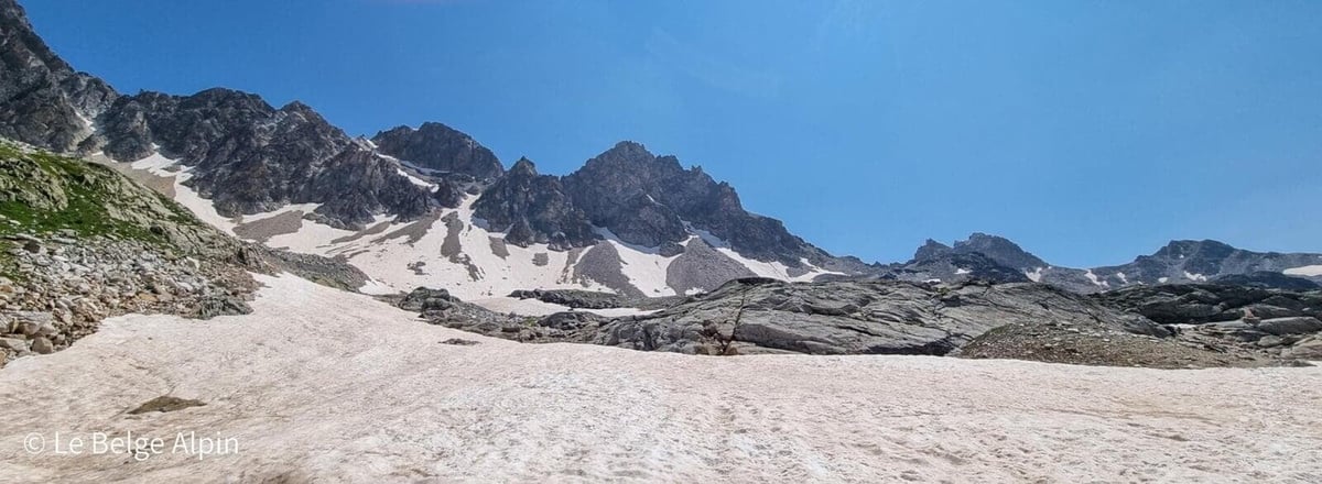 Au pied du névé, la pente paraît raisonnable… de loin