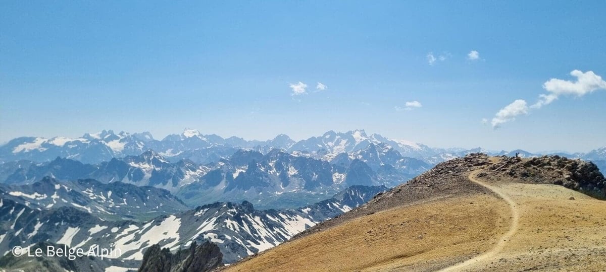 Descente par la crête ocre, lumière de milieu d'après-midi