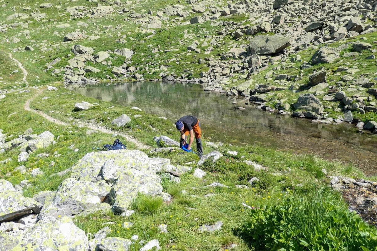 Petit lac intermédiaire, on remplit les poches à eau