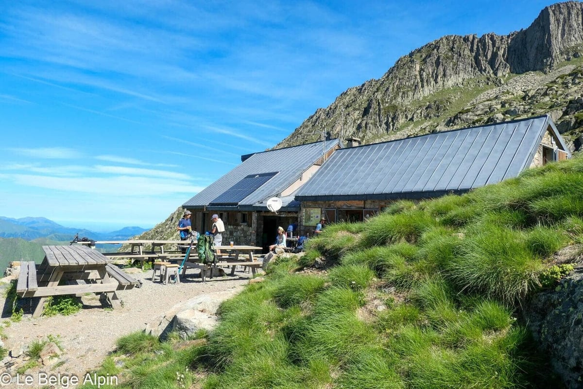 On prend de l'altitude, vallée du Riberot en contrebas