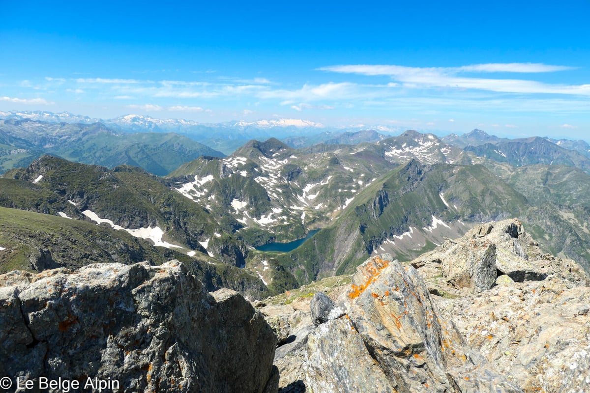 Étang d'Ayes, eau turquoise au pied du sommet voisin