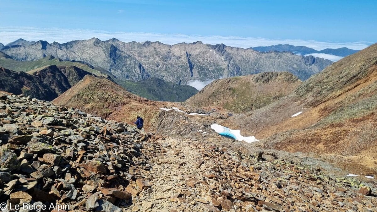Descente avec névé résiduel en juillet
