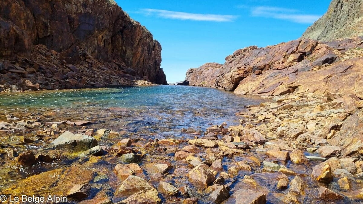 Petit étang, eau translucide sur pierrier