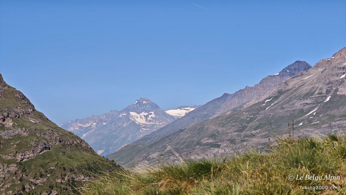 Les alpages s'ouvrent, la vallée de Bessans en contrebas