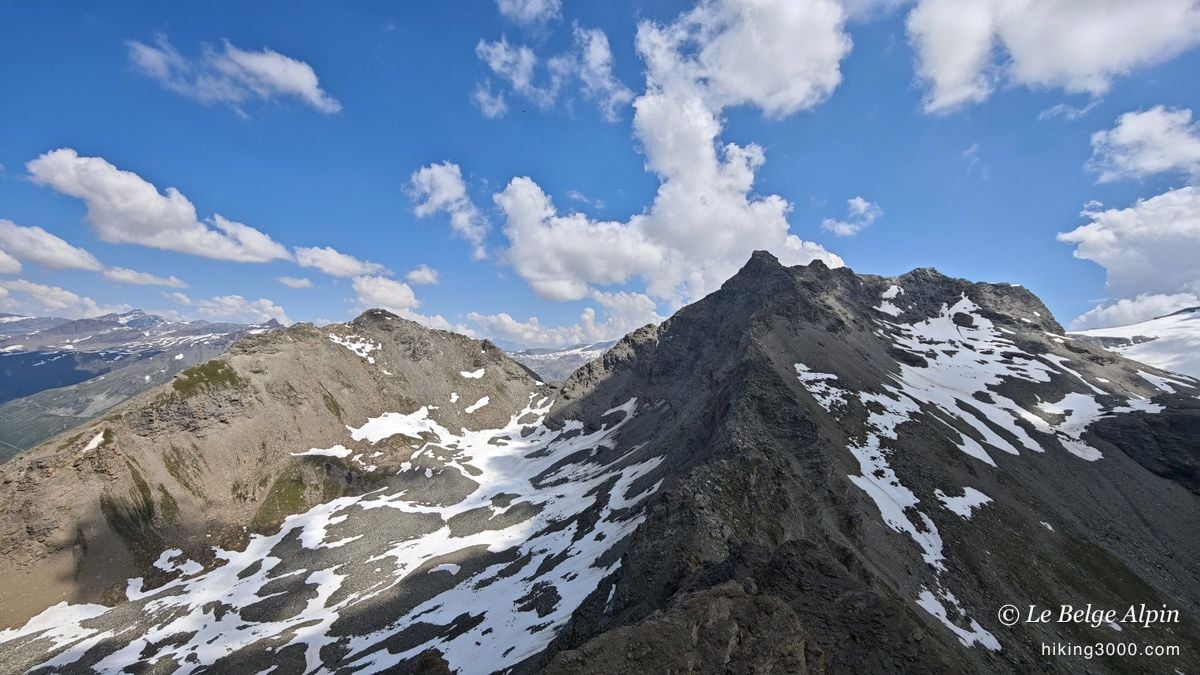 L'arête sommitale et ses névés tardifs au départ de la descente