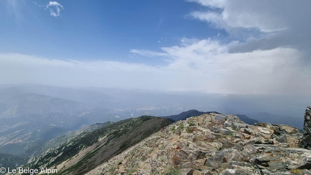 Vue côté est : la Méditerranée se devine