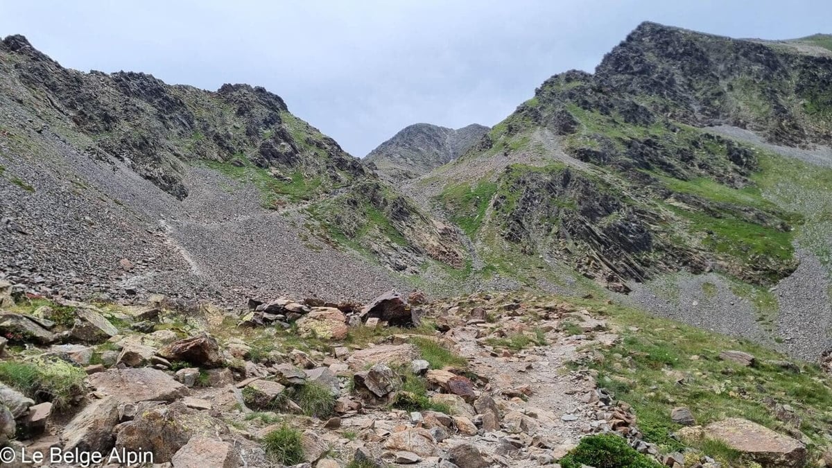 Vallon rocheux, la pente se redresse