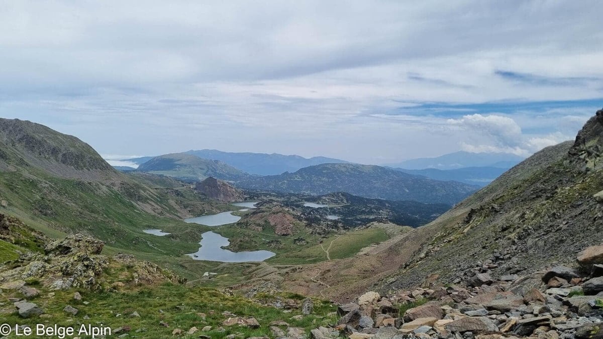 Depuis le col, les lacs forment un chapelet bleu