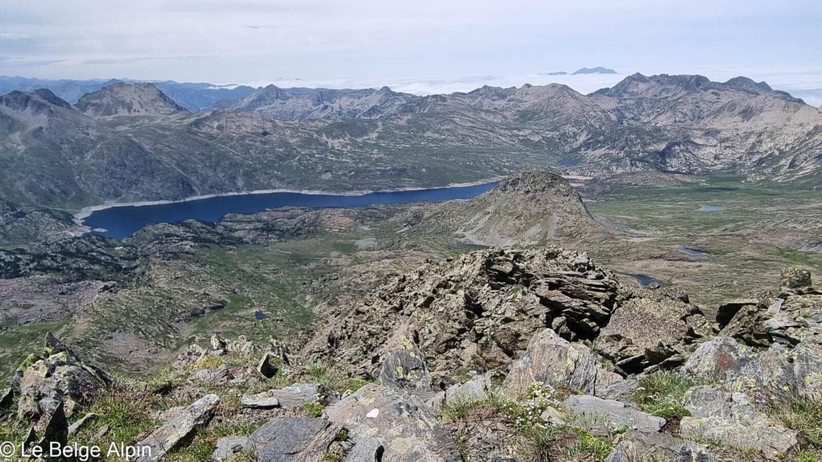Panorama vers l'Andorre, lac bleu profond