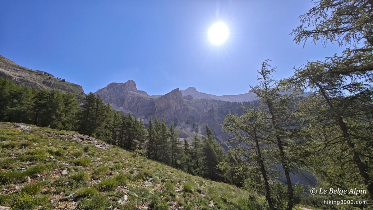 Approche dans les mélèzes, la combe qui se dresse