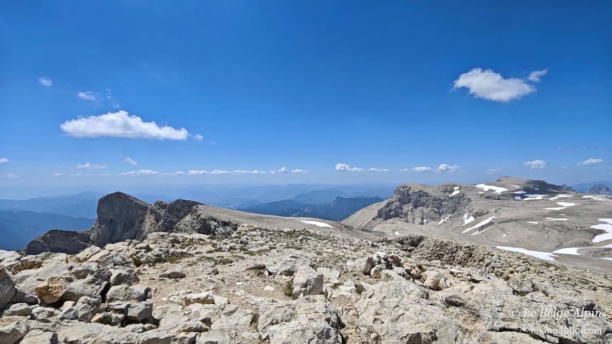 Le plateau karstique du sommet, minéral et désertique