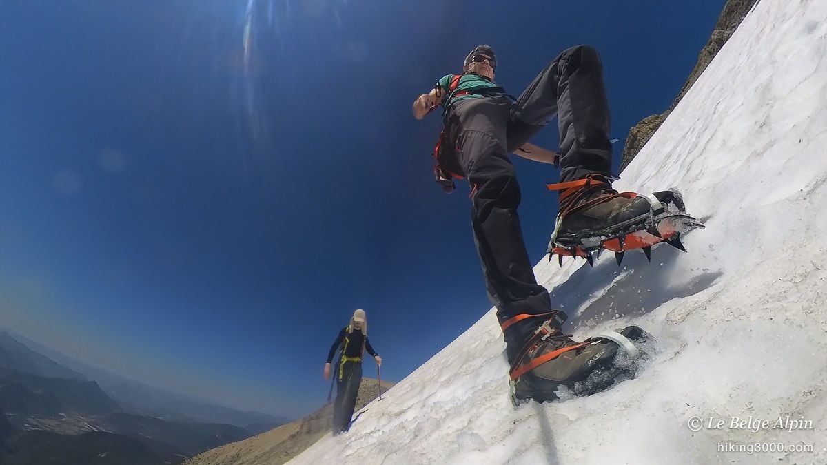 Crampons plantés dans le névé raide