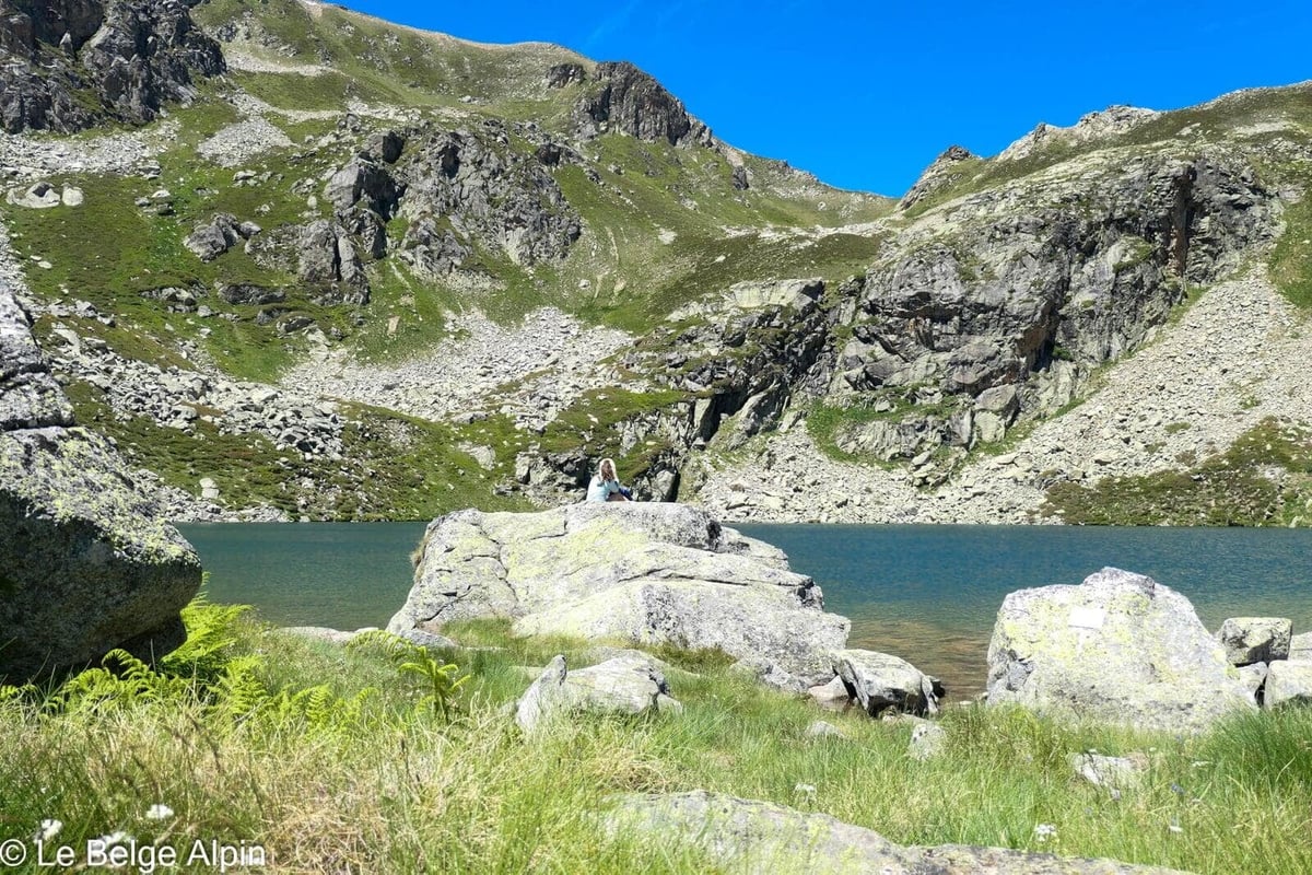 Rive rocheuse, blocs arrondis par le temps