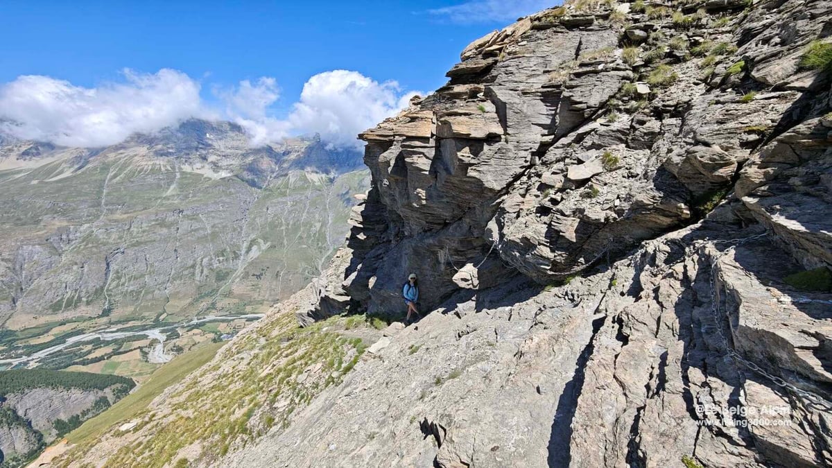Progression sur l'arête rocheuse, quelques passages discrets